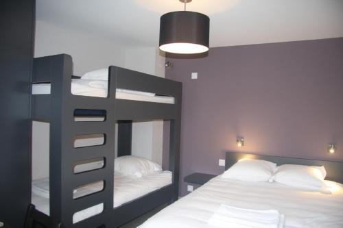 1 double bed, 2 bunk beds