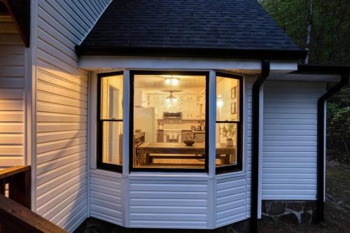 Luxury Chalet on 50 Acres, Hot Tub, Game Room, Mountain View & seasonal spring in Mineral Bluff, USA