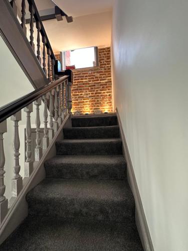 Green Corner Villa - Cosy Luxury in Central Torquay with Free Parking & EV