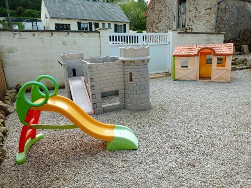 Maison de 2 chambres avec jardin clos et wifi a Quettehou a 1 km de la plage