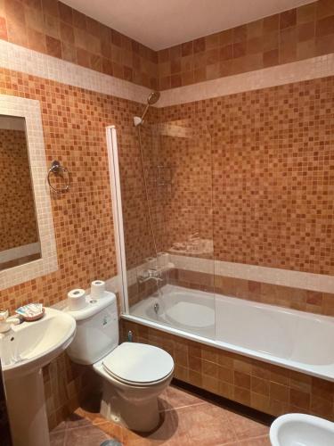 Vannas istaba, HOSTAL CHIQUININO II in Higuera la Real