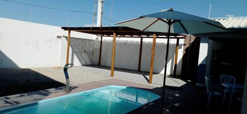 Casa com piscina e espaço gourmet a 30m da praia! (Casa com piscina e espaco gourmet a 30m da praia!) in Alkobaka