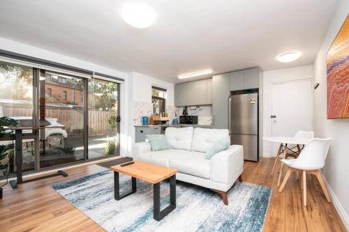 Modern Apartment opposite huge parklands