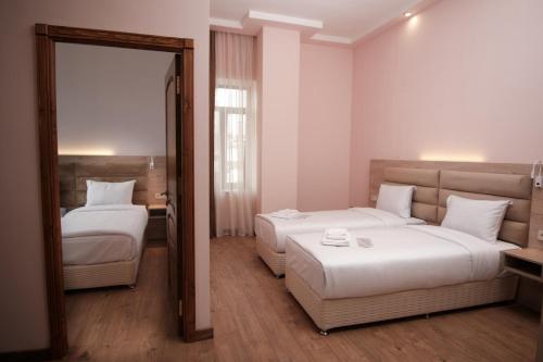 1 queen bed, 2 twin beds, 1 sofa bed