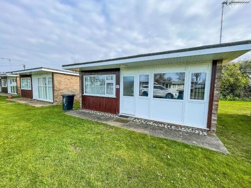 Beautiful Chalet With Free Wifi Nearby Hemsby Beach In Norfolk Ref 59096s