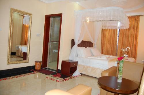 Lantana Hotel Room Type - Deluxe Double Room