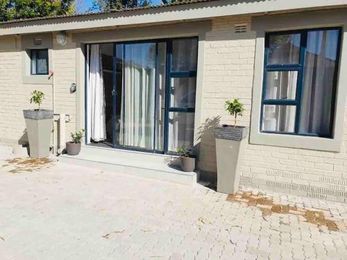 สิ่งอำนวยความสะดวก, Contemporary 2 bed in Suburbs - 2080 in บูลาวาโย