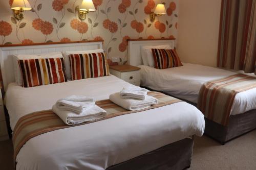 1 double bed, 1 twin bed