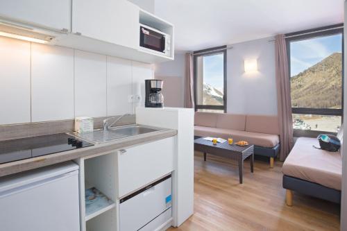 2 twin beds, 2 bunk beds, 1 sofa bed