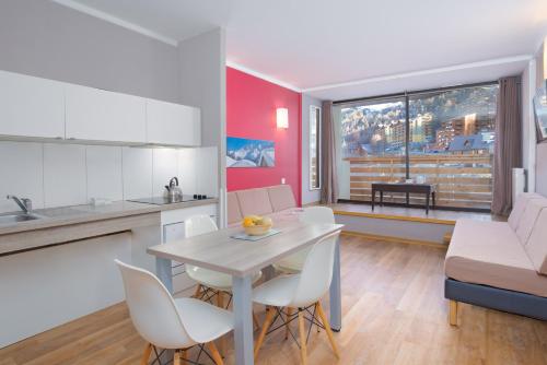 廚房, SOWELL RESIDENCES New Chastillon in 伊索拉