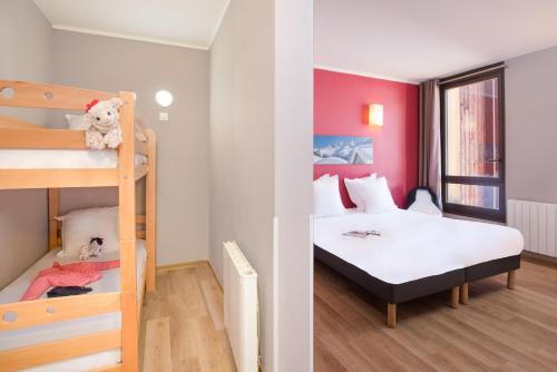 2 twin beds, 1 bunk bed