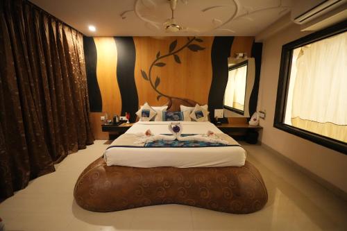 1 king bed, 1 sofa bed