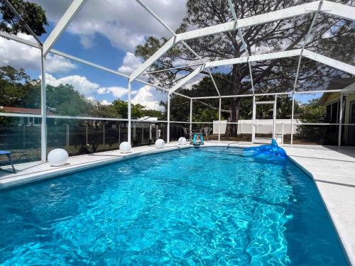 B&B Pinellas Park - Pond-side ART-home with private pool and patio DOGS WELCOME - Bed and Breakfast Pinellas Park