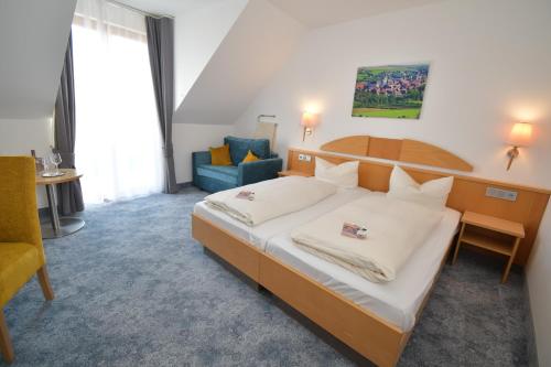 1 queen bed, 1 sofa bed