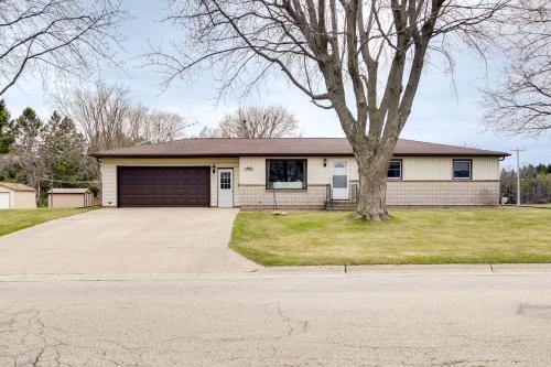 Bright Algoma Home 1 Mi to Lake Michigan!