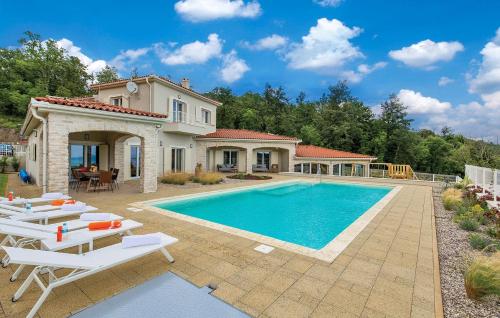 Family villa in Veprinac with a swimming pool