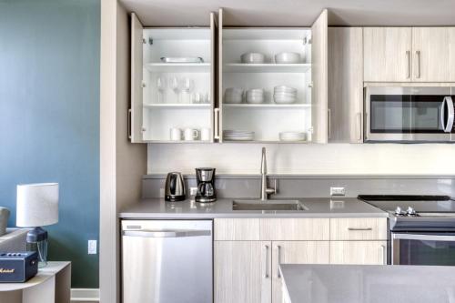 H St 1BR w Rooftop Pool Gym nr Metro WDC-509 in Washington, USA