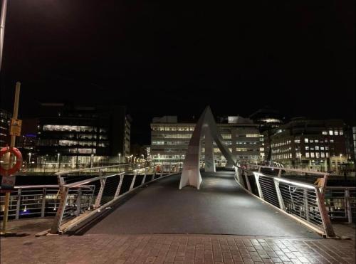 Glasgow City Centre Flat with River Views and Parking