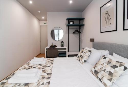 Deluxe Double or Twin Room image 10