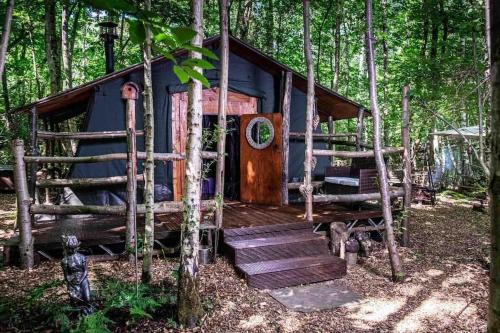 Cosy woodland Romantic retreat With log fires and nature - Littlebourne