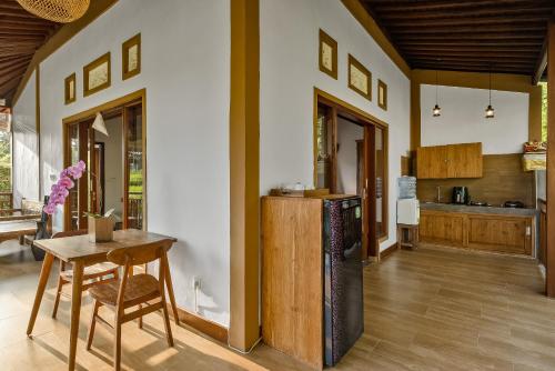 Ratni Ubud Villa - Tap to explore photos