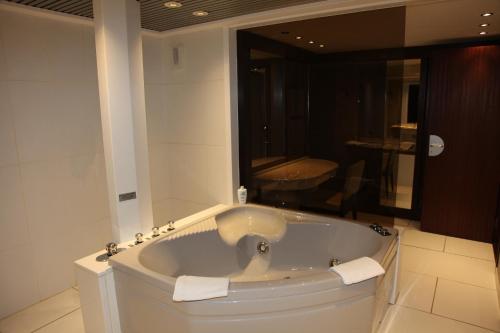 ฝักบัว, อามิโรต โฮเทล กอล์ฟ โดวีล (Amiraute Hotel Golf Deauville) in ทรูวีล-ซู-แมร์