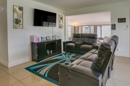 Margate Home with Hot Tub and Putting Green! in Margate, USA