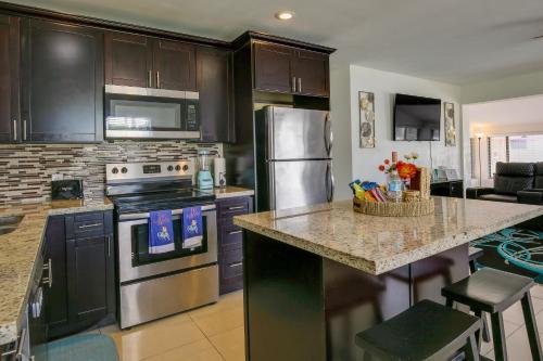 Margate Home with Hot Tub and Putting Green! in Margate, USA
