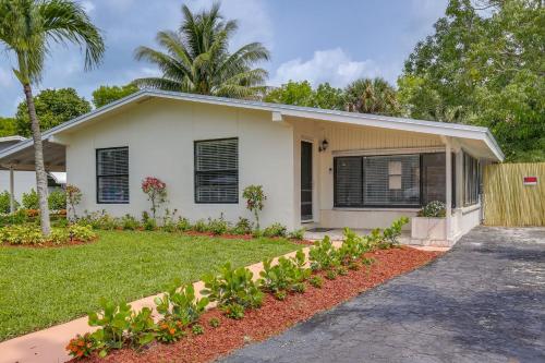 Margate Home with Hot Tub and Putting Green!