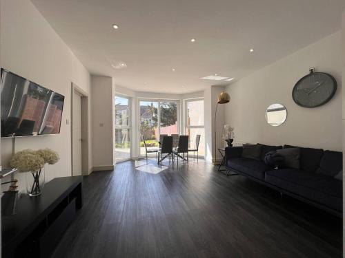 Star London Finchley Road 3-Bed Oasis with Garden