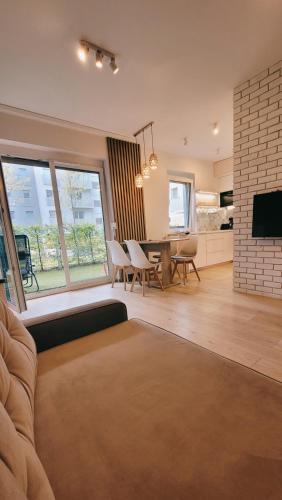 Green Terrace Big Family Apartment - Big terrace, Free Parking, NETFLIX Cinema, Wrocław