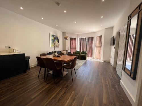Star London Finchley Road 3-Bed Escape with Garden
