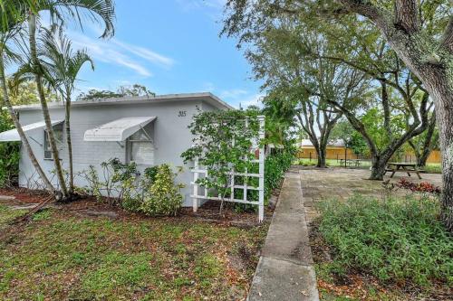 2bd cottage style, pets, parking (315E)