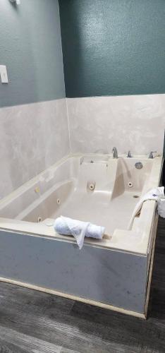 Stratford Inn Tyler - image 3