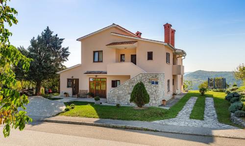  Apartment Dolores, Pension in Roč