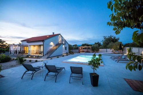 Villa Coleum - with pool and hot tub in Poljica