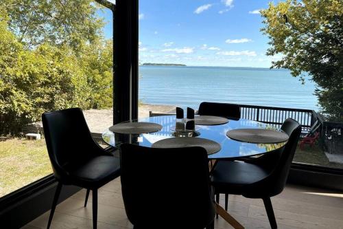 Stunning 3BR Lakefront Cottage Sauna Fireplace