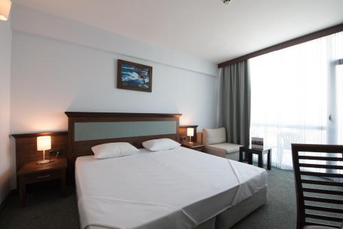 Lion Sunny Beach Hotel – Sunny Beach, WY