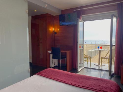 Double Room with Sea View image 5