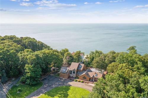 . Beachfront Mansion + Pool