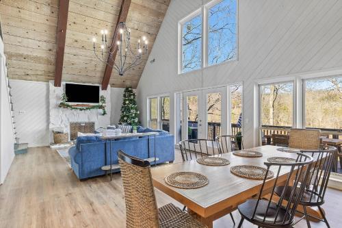 Lazy Daze Lake House - A Beautiful Remodeled A-Frame Style Lake House! in Soddy-Daisy, USA