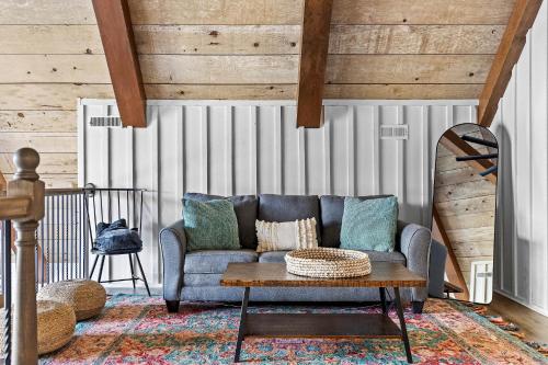 Lazy Daze Lake House - A Beautiful Remodeled A-Frame Style Lake House! in Soddy-Daisy, USA