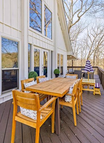 Lazy Daze Lake House - A Beautiful Remodeled A-Frame Style Lake House! in Soddy-Daisy, USA