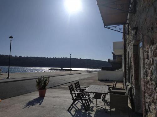Seafront two-storey house in Kardamyla in Marmaro (Kardamila)