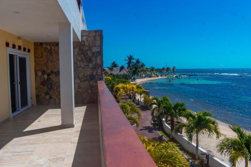 Las Palmas Beach Hotel in Roatan Island