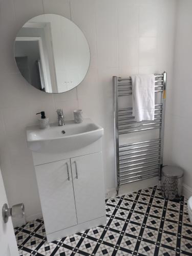 Pearson House - Huku Kwetu 3 Bedroom End of Terrance House - Family and Business Group Self Catering Accommodation -Huku Kwetu Nottingham - main image