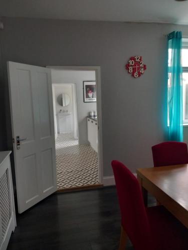 Pearson House - Huku Kwetu 3 Bedroom End of Terrance House - Family and Business Group Self Catering Accommodation -Huku Kwetu Nottingham - image 12