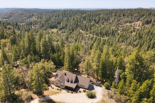 Furnished Decks & Grill: Peaceful Pioneer Home! in Pioneer (CA)