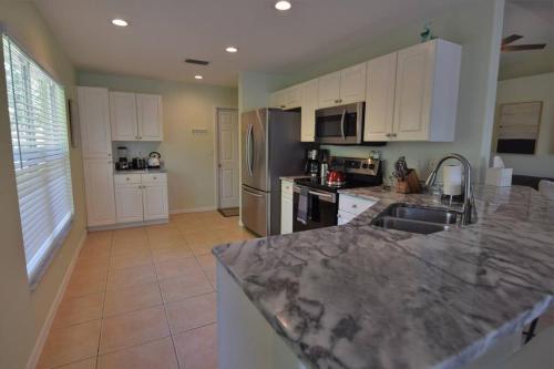 Florinda 3bdr/2bth 2car garage with New Pool in Sarasota, USA
