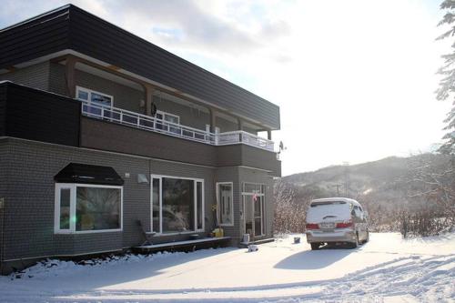 Rusutu Ski Chalet - Six Bedrooms, BBQ, Lake Toya.